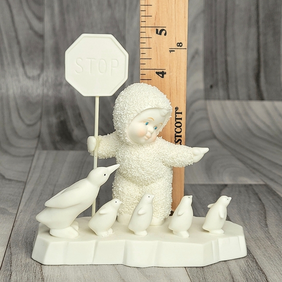 Snowbabies SCHOOL CROSSING 2006 Department 56 - 56.69668 Penguins 4.75" - Picture 4 of 14